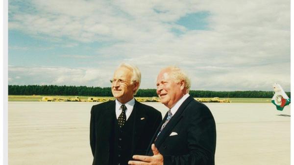 Gegen die fränkische Sonne muss selbst ein Bayerischer Ministerpräsident ankämpfen. Nürnbergs ehemaliger Oberbürgermeister Ludwig Scholz (rechts) empfängt 1999 Edmund Stoiber auf dem Rollfeld.