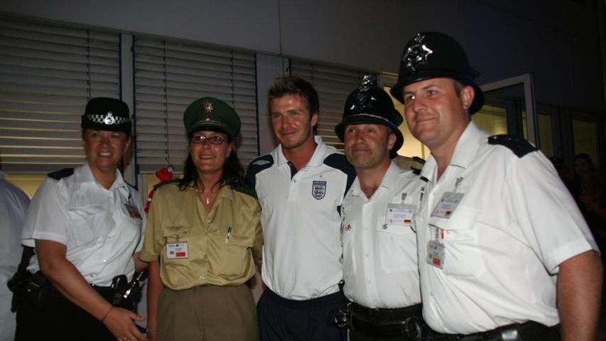 Die englische Fußballnationalmannschaft spielte ihr zweites Gruppenspiel der WM 2006 gegen Trinidad und Tobago im Stadion Nürnberg. Und mittendrin ihr Star: David Beckham. Vor der Partie bat eine deutsche Polizistin den Mittelfeldspieler noch um ein Foto gemeinsam mit ihren britischen Kollegen. Becks' Antwort: "Yes!" Das Spiel endete übrigens 2:0 für die Briten.