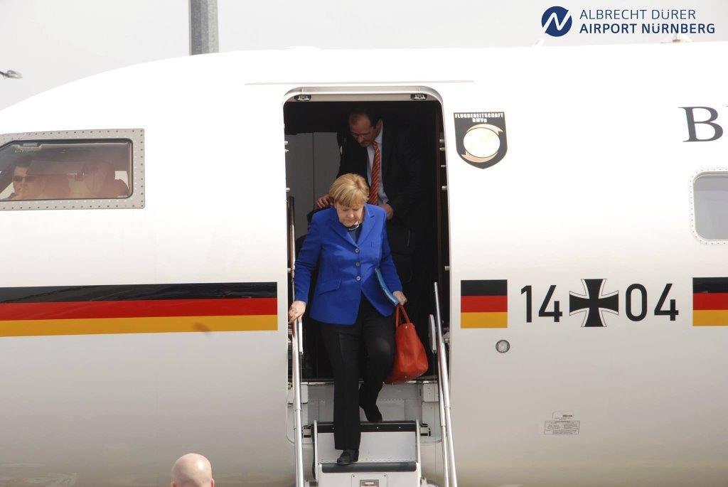 Kanzlerin Angela Merkel war schon öfter zu Gast in Nürnberg: 2015 besuchte sie die IHK-Fosa in der Südstadt. Im blauen Blazer verlässt sie die Maschine der Luftwaffe.