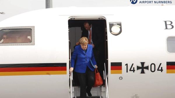 Kanzlerin Angela Merkel war schon öfter zu Gast in Nürnberg: 2015 besuchte sie die IHK-Fosa in der Südstadt. Im blauen Blazer verlässt sie die Maschine der Luftwaffe.