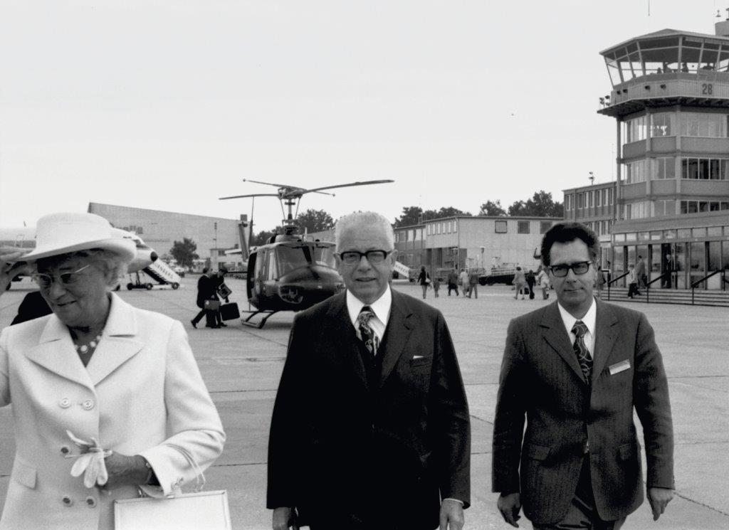 Der damalige Flughafengeschäftsführer Helmut Müller-Gutermann (rechts) empfängt im August 1972 den früheren Bundespräsidenten Gustav Heinemann.