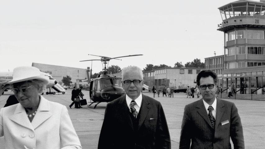 Der damalige Flughafengeschäftsführer Helmut Müller-Gutermann (rechts) empfängt im August 1972 den früheren Bundespräsidenten Gustav Heinemann.