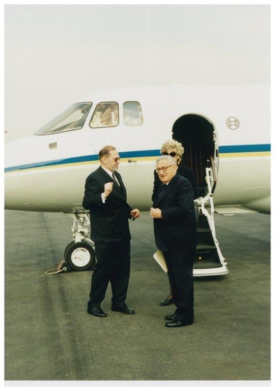 Geboren in Fürth, politisch erfolgreich in den USA: Der ehemalige US-Außenminister und Friedensnobelpreisträger Henry Kissinger kehrt ab und zu auch in seine fränkische Heimat zurück. Dieses Foto zeigt den bekennenden Kleeblatt-Fann 1998 bei seiner Ankunft.