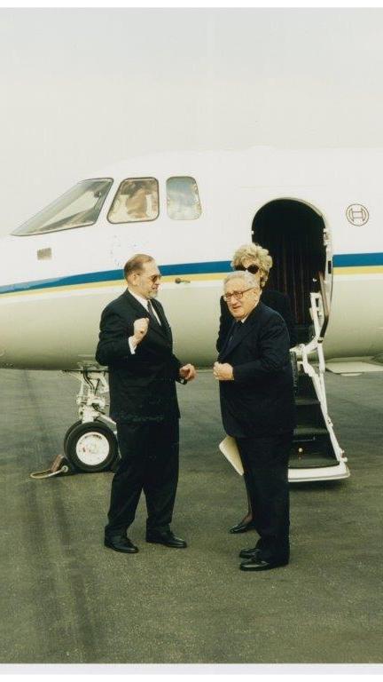 Geboren in Fürth, politisch erfolgreich in den USA: Der ehemalige US-Außenminister und Friedensnobelpreisträger Henry Kissinger kehrt ab und zu auch in seine fränkische Heimat zurück. Dieses Foto zeigt den bekennenden Kleeblatt-Fann 1998 bei seiner Ankunft.