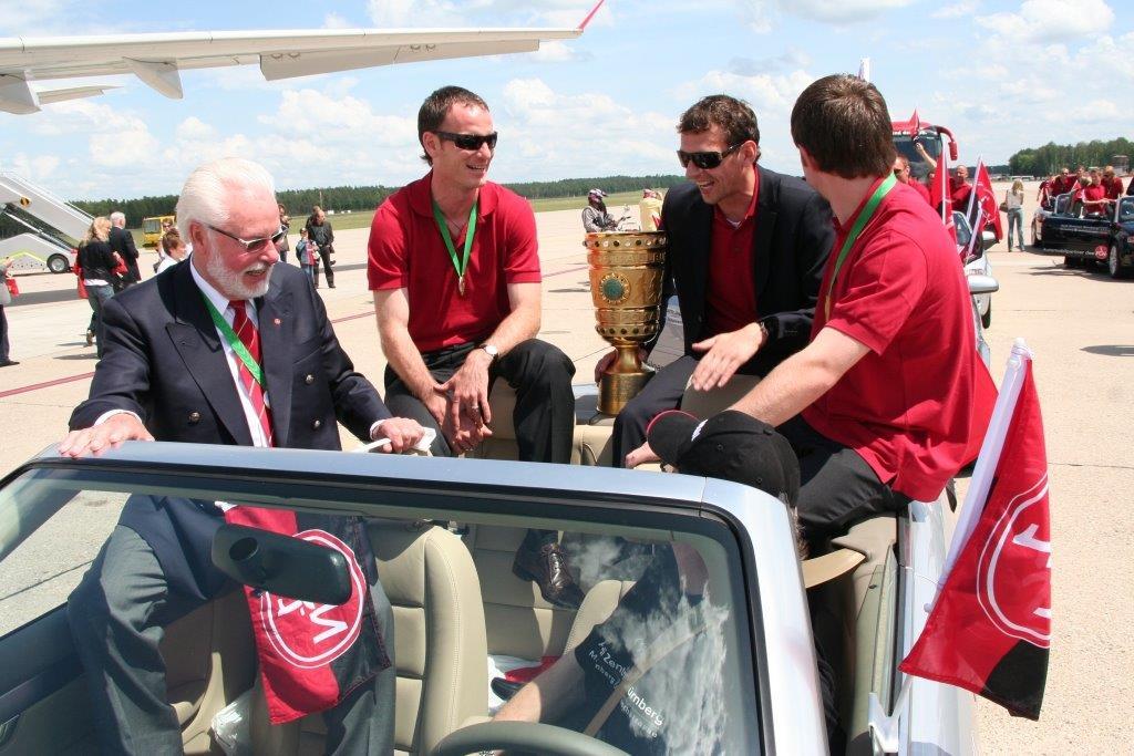 Zehn Jahre ist es her, dass der Club den DFB-Pokal gewann. Nach einer rauschenden Siegesfeier in Berlin ging es anschließend mit dem Flugzeug zurück nach Nürnberg.