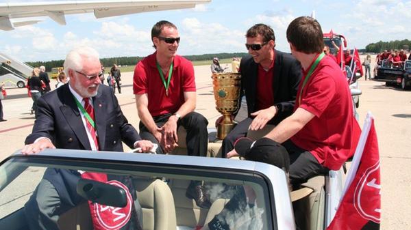 Zehn Jahre ist es her, dass der Club den DFB-Pokal gewann. Nach einer rauschenden Siegesfeier in Berlin ging es anschließend mit dem Flugzeug zurück nach Nürnberg.