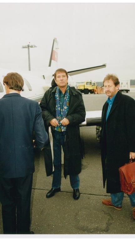 Nein, Udo Jürgens schwebte nicht mit "Flug LH 804" ein. Der Sänger kam 1998 mit einem kleinen Flugzeug nach Nürnberg zum Konzert.