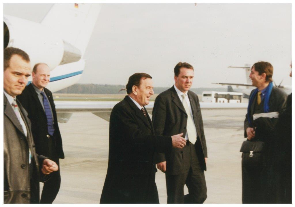 Nürnberg wird der ehemalige Bundeskanzler Gerhard Schröder wohl immer in guter Erinnerung behalten. Hier wurde er 1999 wieder zum SPD-Parteivorsitzenden gewählt.