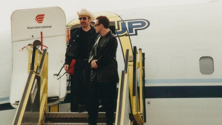 Bono' und 'The Edge' von der irischen Band U2 nach der Landung in Nürnberg.