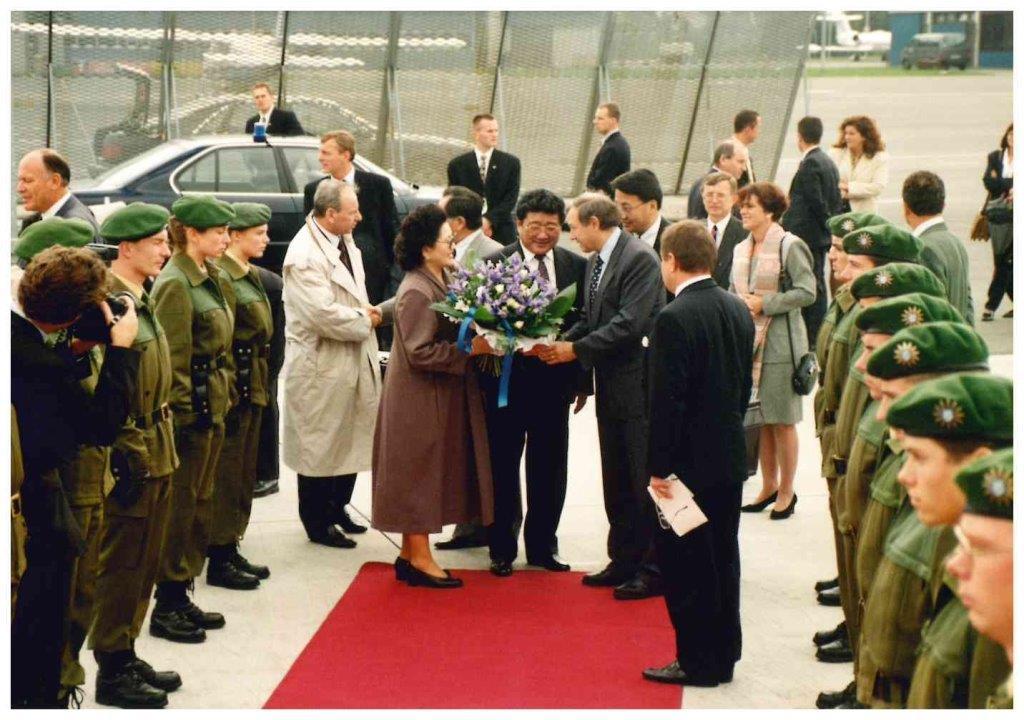Großes Tamtam für den mongolischen Staatspräsidenten Punsalmaagiin Otschirbat, der 1995 Nürnberg besuchte.