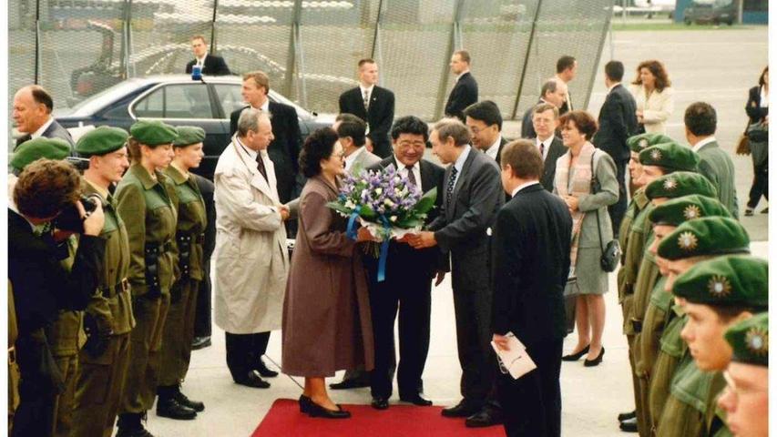 Großes Tamtam für den mongolischen Staatspräsidenten Punsalmaagiin Otschirbat, der 1995 Nürnberg besuchte.