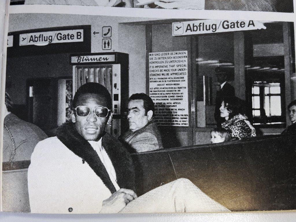 Fast hätten wir ihn nicht erkannt. Hinter einer dunklen Sonnenbrille hat sich Brasiliens Jahrhundertfußballer Pelé 1972 in der Nürnberger Abfertigungshalle versteckt.