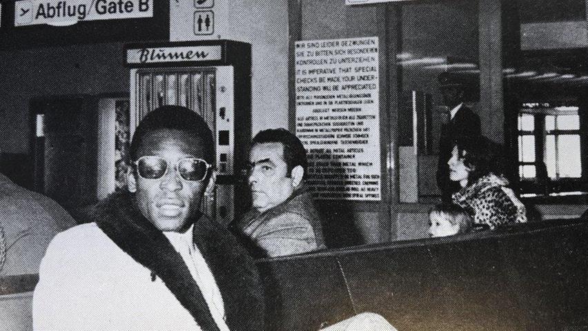 Fast hätten wir ihn nicht erkannt. Hinter einer dunklen Sonnenbrille hat sich Brasiliens Jahrhundertfußballer Pelé 1972 in der Nürnberger Abfertigungshalle versteckt.