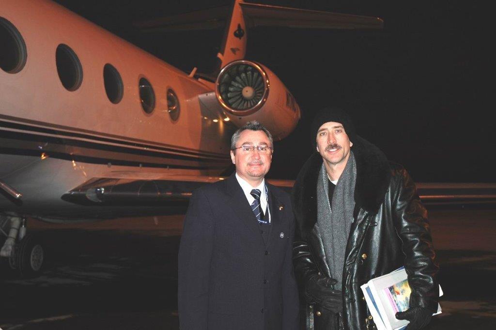 Es war die Nachricht im Sommer 2006: Hollywoodstar Nicolas Cage (rechts)kauft Schloss Neidstein bei Etzelwang in der Oberpfalz. Etwa zwei Millionen Euro bezahlte Cage für das 500 Jahre alte Bauwerk. Eigentlich wollte er sich für mehrere Wochen im Jahr dorthin zurückziehen, eingezogen ist der Schauspieler allerdings nie. Stattdessen verkaufte er das Schloss nach drei Jahren wieder. Ab und zu besichtigte der Amerikaner seine Immobilie und stellte sein Flugzeug auf dem Nürnberger Airport ab.