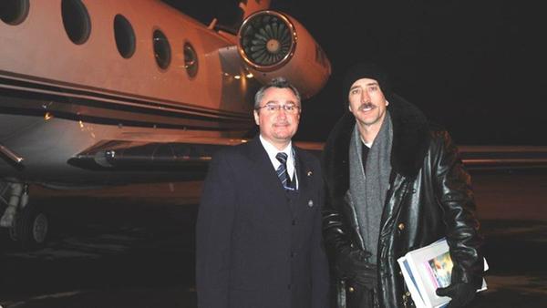 Es war die Nachricht im Sommer 2006: Hollywoodstar Nicolas Cage (rechts)kauft Schloss Neidstein bei Etzelwang in der Oberpfalz. Etwa zwei Millionen Euro bezahlte Cage für das 500 Jahre alte Bauwerk. Eigentlich wollte er sich für mehrere Wochen im Jahr dorthin zurückziehen, eingezogen ist der Schauspieler allerdings nie. Stattdessen verkaufte er das Schloss nach drei Jahren wieder. Ab und zu besichtigte der Amerikaner seine Immobilie und stellte sein Flugzeug auf dem Nürnberger Airport ab.