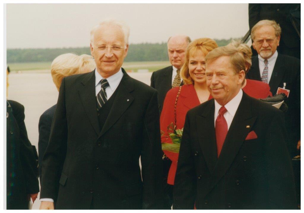 Bayerns Ministerpräsident Edmund Stoiber (links) begrüßte 2000 den tschechischen Staatspräsidenten Vaclav Havel in Nürnberg.