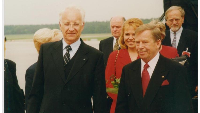 Bayerns Ministerpräsident Edmund Stoiber (links) begrüßte 2000 den tschechischen Staatspräsidenten Vaclav Havel in Nürnberg.