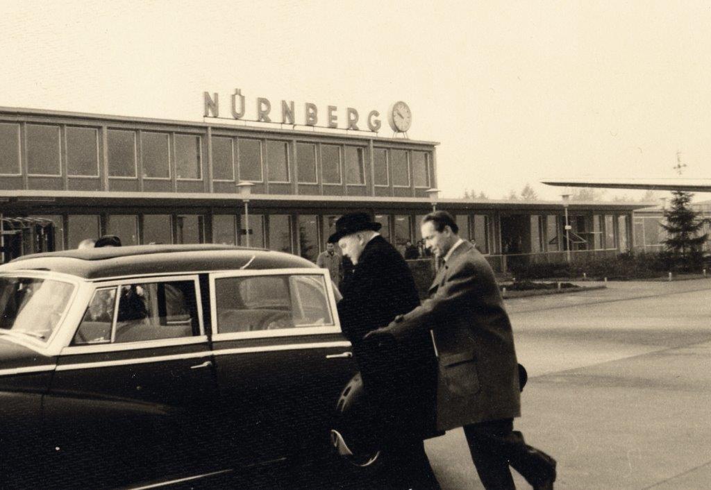 Bloß keine Zeit verlieren: Der aus Fürth stammende damalige Wirtschaftsminister und spätere Bundeskanzler Ludwig Erhard wird in den 1950er Jahren von einem Chauffeur am Flughafen abgeholt.