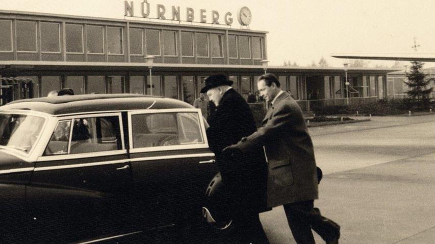 Bloß keine Zeit verlieren: Der aus Fürth stammende damalige Wirtschaftsminister und spätere Bundeskanzler Ludwig Erhard wird in den 1950er Jahren von einem Chauffeur am Flughafen abgeholt.
