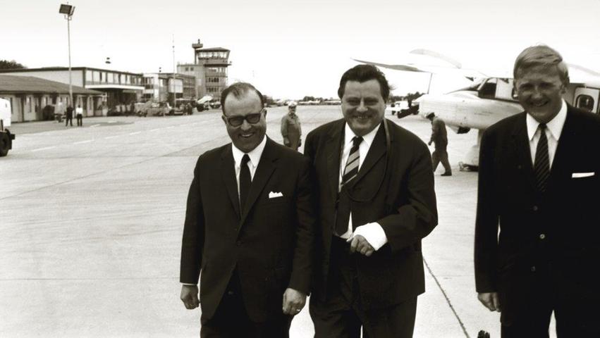Der ehemalige bayerische Ministerpräsident Franz Josef Strauß war nicht nur Politiker sondern auch Pilot. Auch auf dem Nürnberger Flughafen landete Strauß 1962, damals hatte er das Amt des Verteidigungsministers inne.