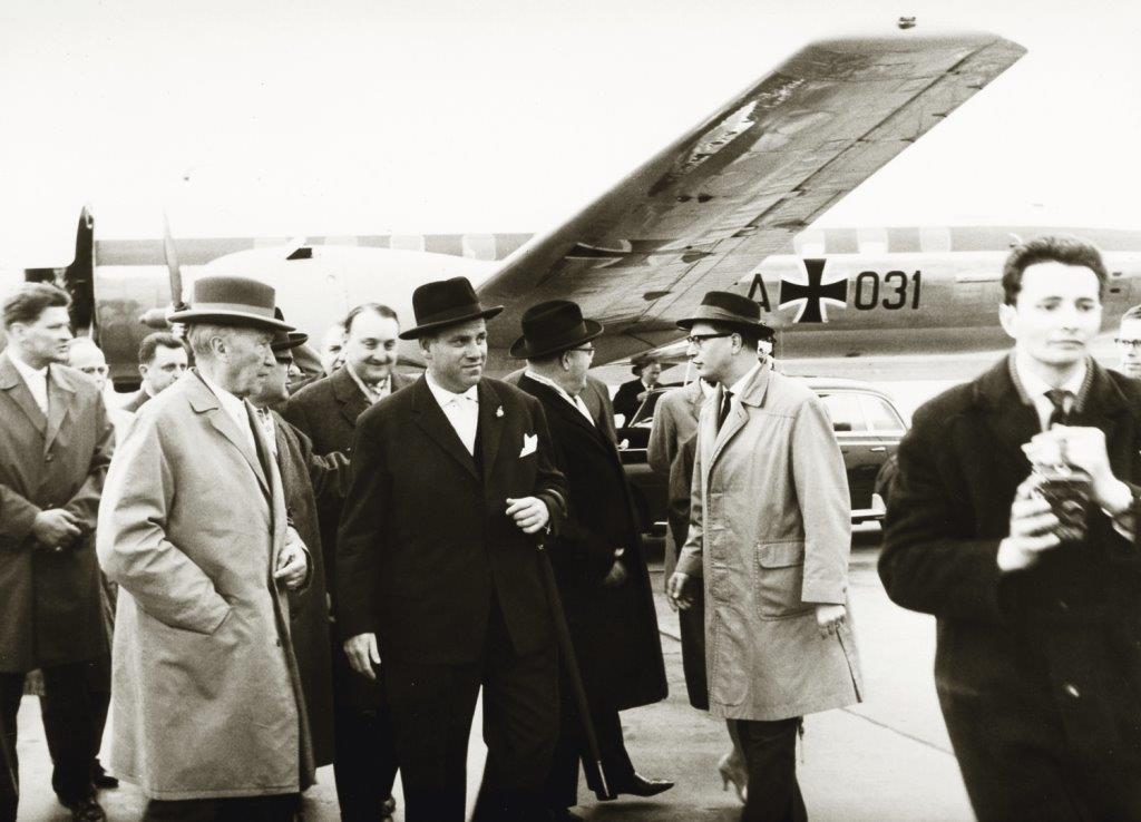 Staatsmänner unter sich: Bundeskanzler Konrad Adenauer (links) wird im Sommer 1961 vom damaligen Nürnberger Oberbürgermeister Andreas Urschlechter empfangen.