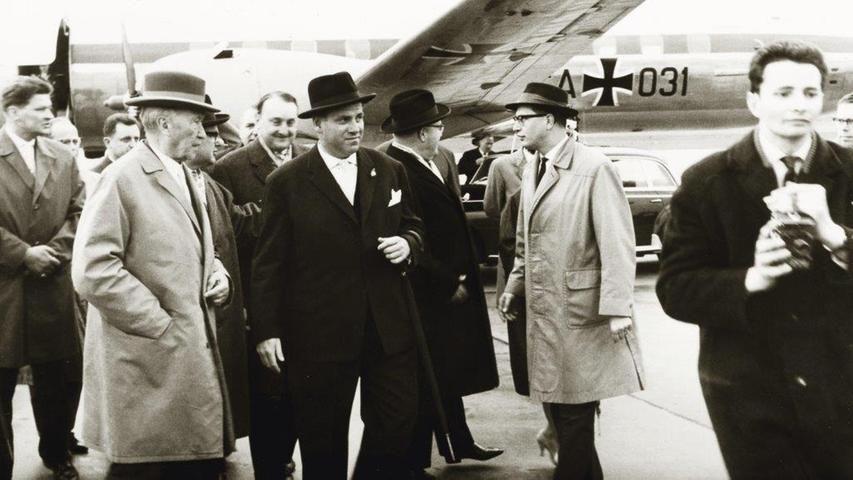 Staatsmänner unter sich: Bundeskanzler Konrad Adenauer (links) wird im Sommer 1961 vom damaligen Nürnberger Oberbürgermeister Andreas Urschlechter empfangen.