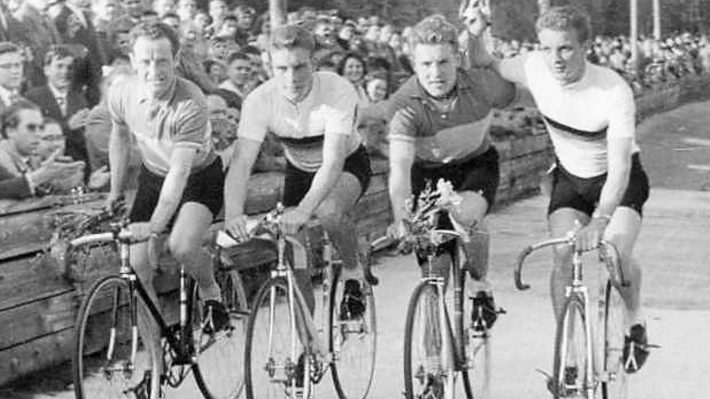 Vier Deutsche Meister im Jahr 1958 auf einer Ehrenrunde — von links: Walter Sonntag, Rudi Altig, Toni Auer und Willi Altig. Archiv-Foto: Manfred Marr