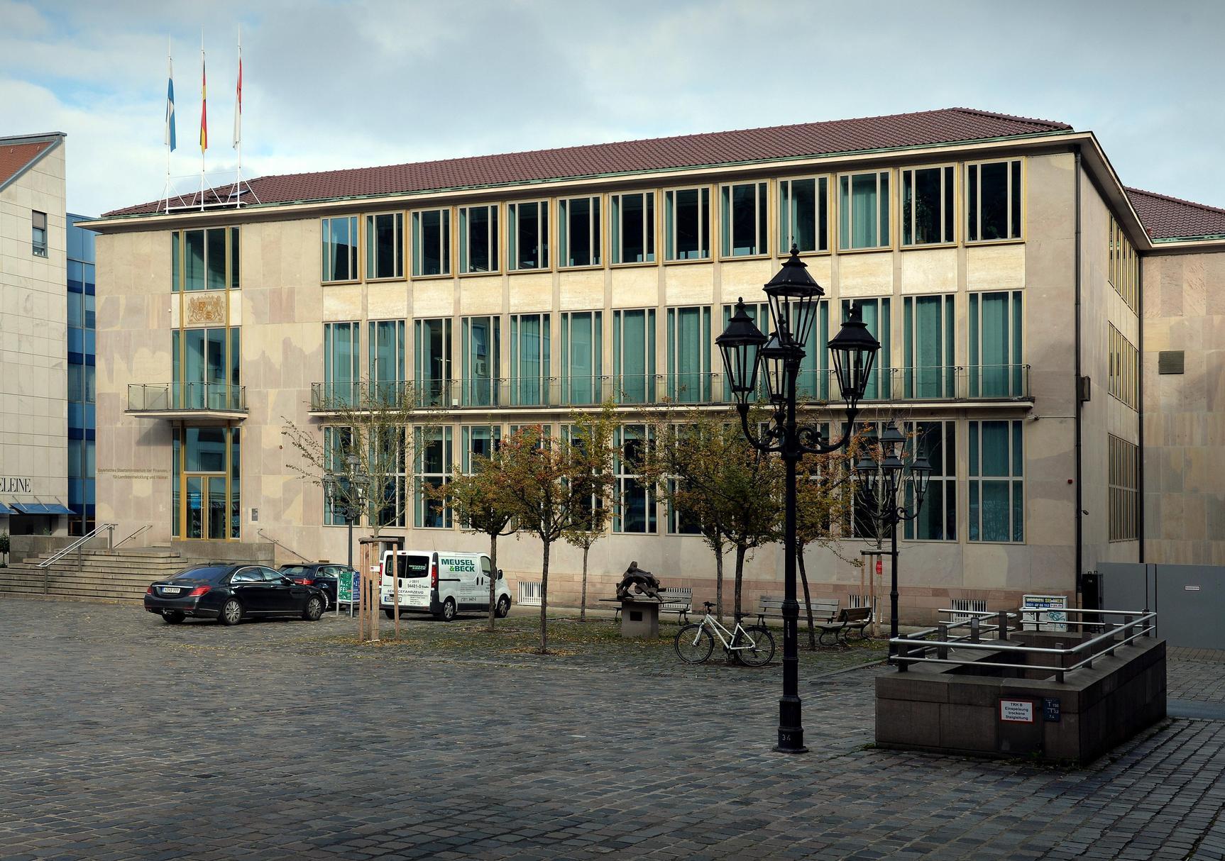 ... an seiner Stelle einer der qualitätsvollsten Bauten aus den fünfziger Jahren in Nürnberg. Derzeit ist dort das Heimatministerium untergebracht.