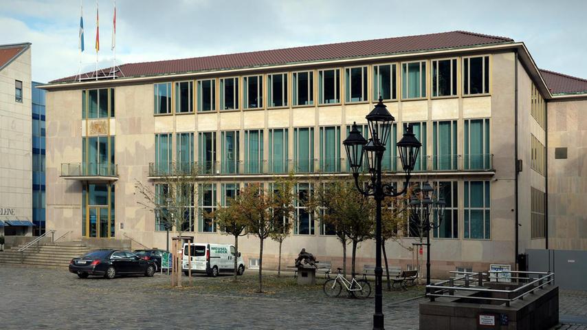 ... an seiner Stelle einer der qualitätsvollsten Bauten aus den fünfziger Jahren in Nürnberg. Derzeit ist dort das Heimatministerium untergebracht.