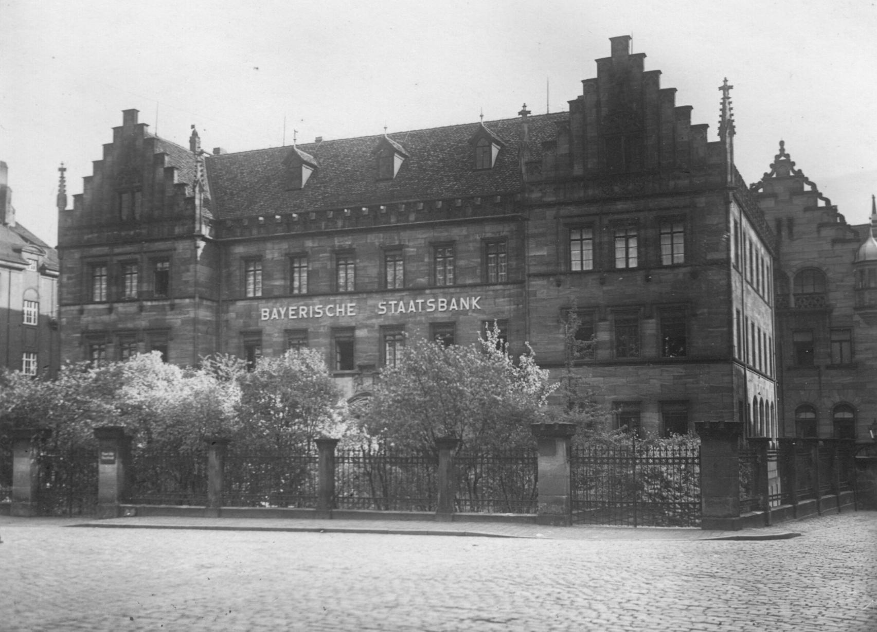 Die Staatsbank am Lorenzer Platz war eine beeindruckende Erscheinung. In dem Lindengarten davor verbrachten die Mitarbeiter oft ihre Pausen. Bei dem Bombenangriff im Januar 1945 wurde das Gebäude komplett zerstört. Jetzt steht ...