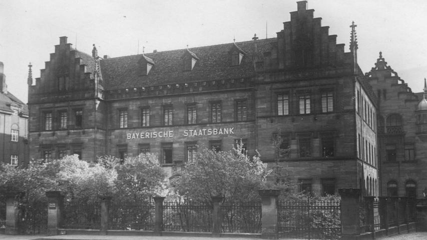 Die Staatsbank am Lorenzer Platz war eine beeindruckende Erscheinung. In dem Lindengarten davor verbrachten die Mitarbeiter oft ihre Pausen. Bei dem Bombenangriff im Januar 1945 wurde das Gebäude komplett zerstört. Jetzt steht ...