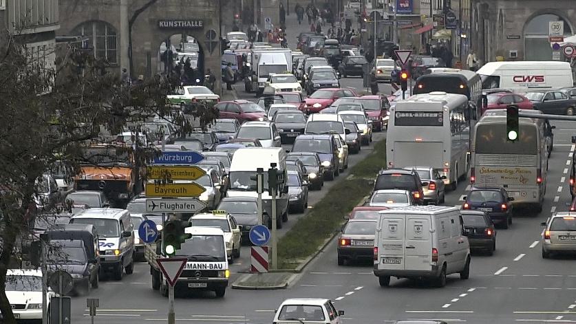 Wenn bei zu hoher Stickoxid-Belastung Fahrverbote verhängt werden müssen, sollen die Bürger kostenlos mit dem ÖPNV fahren dürfen, fordern die Nürnberger Grünen.
