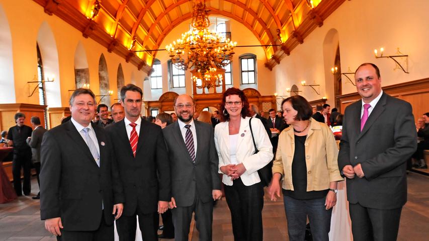 Last but not least stattete Schulz auch der Frankenmetropole einen Besuch ab: 2009 war er bei der SPD Jahresversammlung zu Gast im Nürnberger Rathaus.