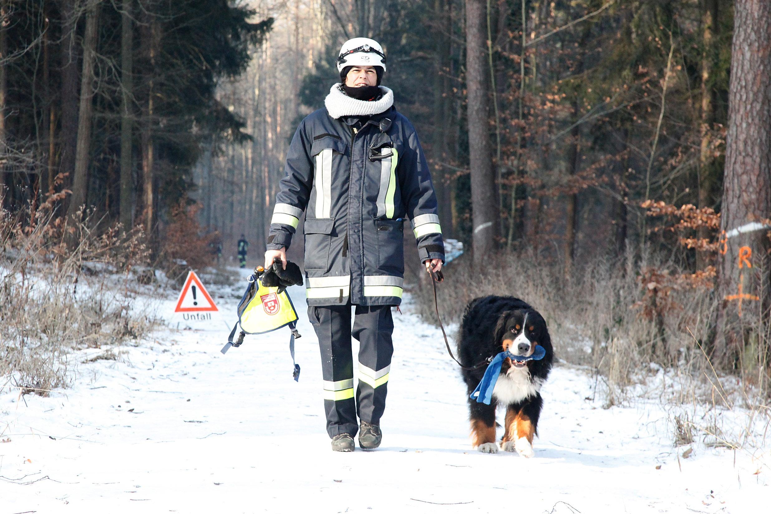 Lebensretter Auf Vier Pfoten: Die Suchhunde Der Feuerwehr Zirndorf In ...