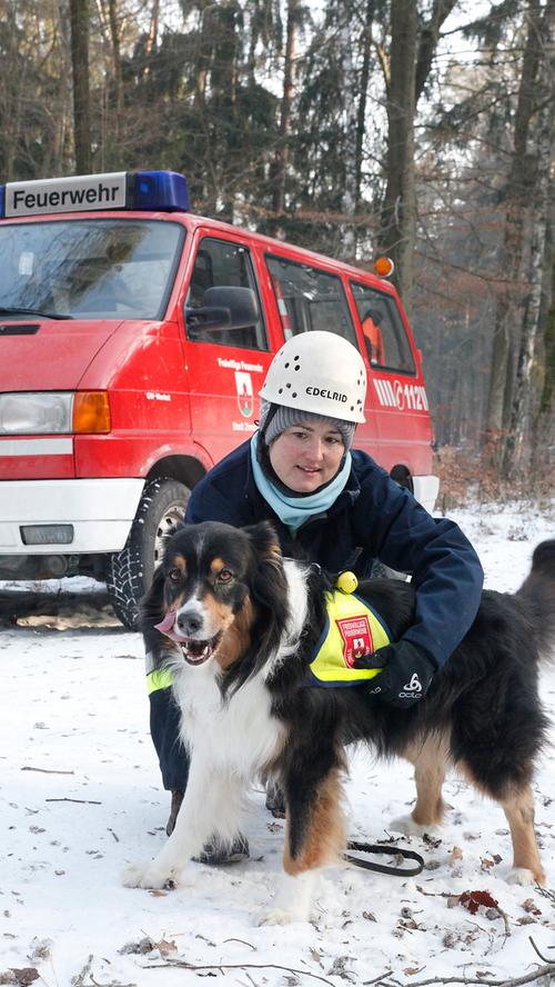 Zur Freiwilligen Feuerwehr Zirndorfs gehört mit der Rettungshundestaffel auch eine tierische Einheit. Zwei Mal in der Woche treffen sich neun Teams, neun Hundeführer und ihre vierbeinigen Gefährten zum Training, unter anderem im Stadtwald unterhalb der Alten Veste.