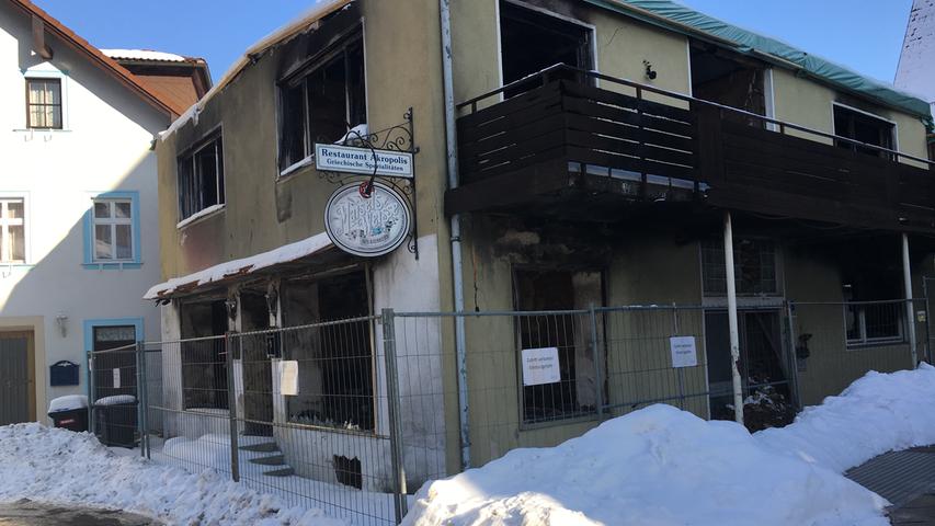 Anfang Januar 2017: Das Dach des Asylbewerberheims wurde wegen Einsturzgefahr abgedeckt. Ein Zaun verhindert, dass Unbefugte ins Haus gehen. Noch sind die Ermittlungen zur Brandursache nicht abgeschlossen.