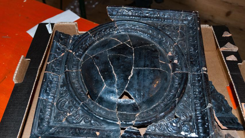 Komplette Kachel eines Ofens, der auf der Burg gestanden haben könnte. Die Archäologen dokumentierten die Teile, nun sollen sie wieder ins Depot.