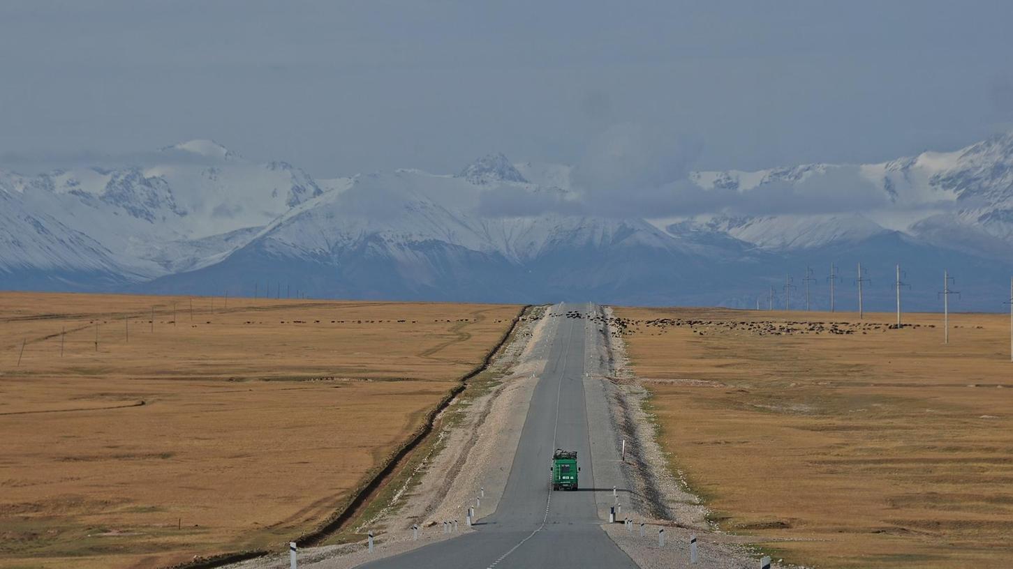 Die Straßen in Zentralasien sind endlose Geraden.