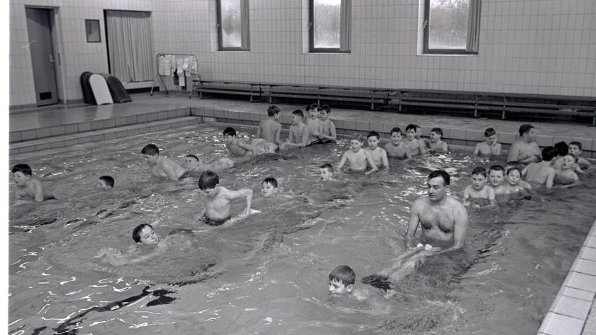 Im Wasser werden die Schüler bei ihren ersten Schwimmversuchen an den Beinen festgehalten. Hier geht es zum Artikel vom 5. Februar 1967: Das Motto: "Hinein!"