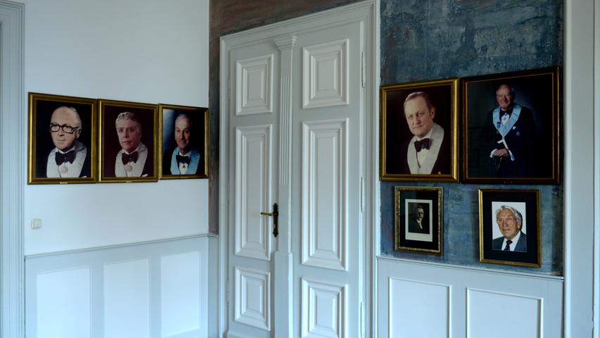 An den Wänden hängen Porträts der Männer, die in früheren Jahren "Meister vom Stuhl", also Vorsitzende der Loge gewesen sind. Bekannte Fürther Freimauer waren früher Otto Seeling, Heinrich Berolzheimer und Leonhard Kurz.