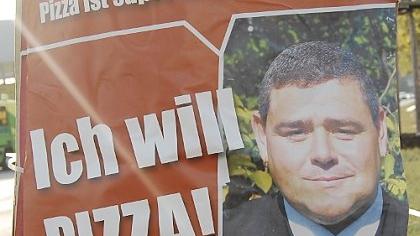 Pizza-Partei kontra NPD und Merkel auf dem Sofa bei der CSU in Eibach Pizza-Partei kontra NPD und Merkel auf dem Sofa bei der CSU in Eibach