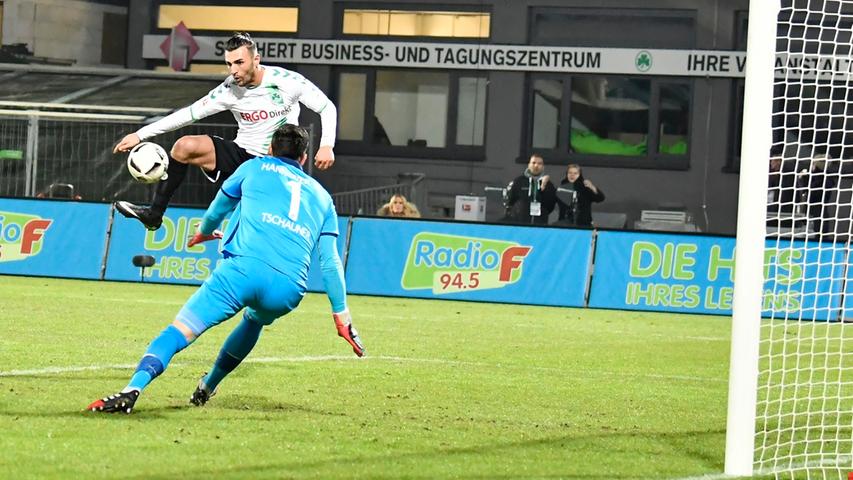 Es war wohl DAS Spiel dieser Saison: Mit 4:1 fegt die SpVgg Tabellenführer Hannover 96 aus dem Ronhof. Serdar Dursun trifft per Fallrückzieher und nach Konter. Die Wahl zum Tor des Monats gewinnt er leider nicht.