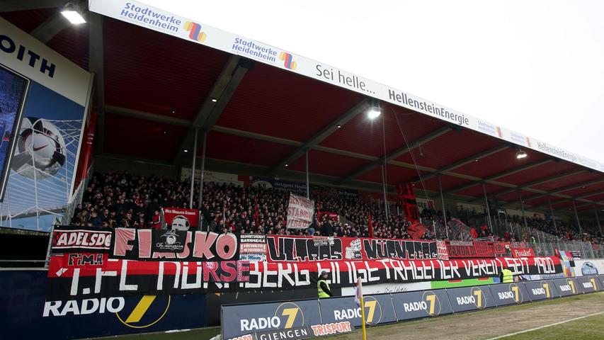 Rund 2000 Anhänger der Rot-Schwarzen hatten ihren Lieblingsverein auf die Ostalb begleitet. Stimmgewaltig und sangesfreudig trieben die Fans ihren FCN an der Brenz nach vorne.