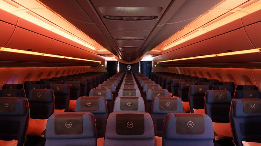 So soll der neue Innenraum des Airbus A350 aussehen. Ein Highlight: Das innovative Lichtkonzept, das den Tag- und Nachtrhythmus der Passagiere unterstützen und so den Jetlag minimieren soll.