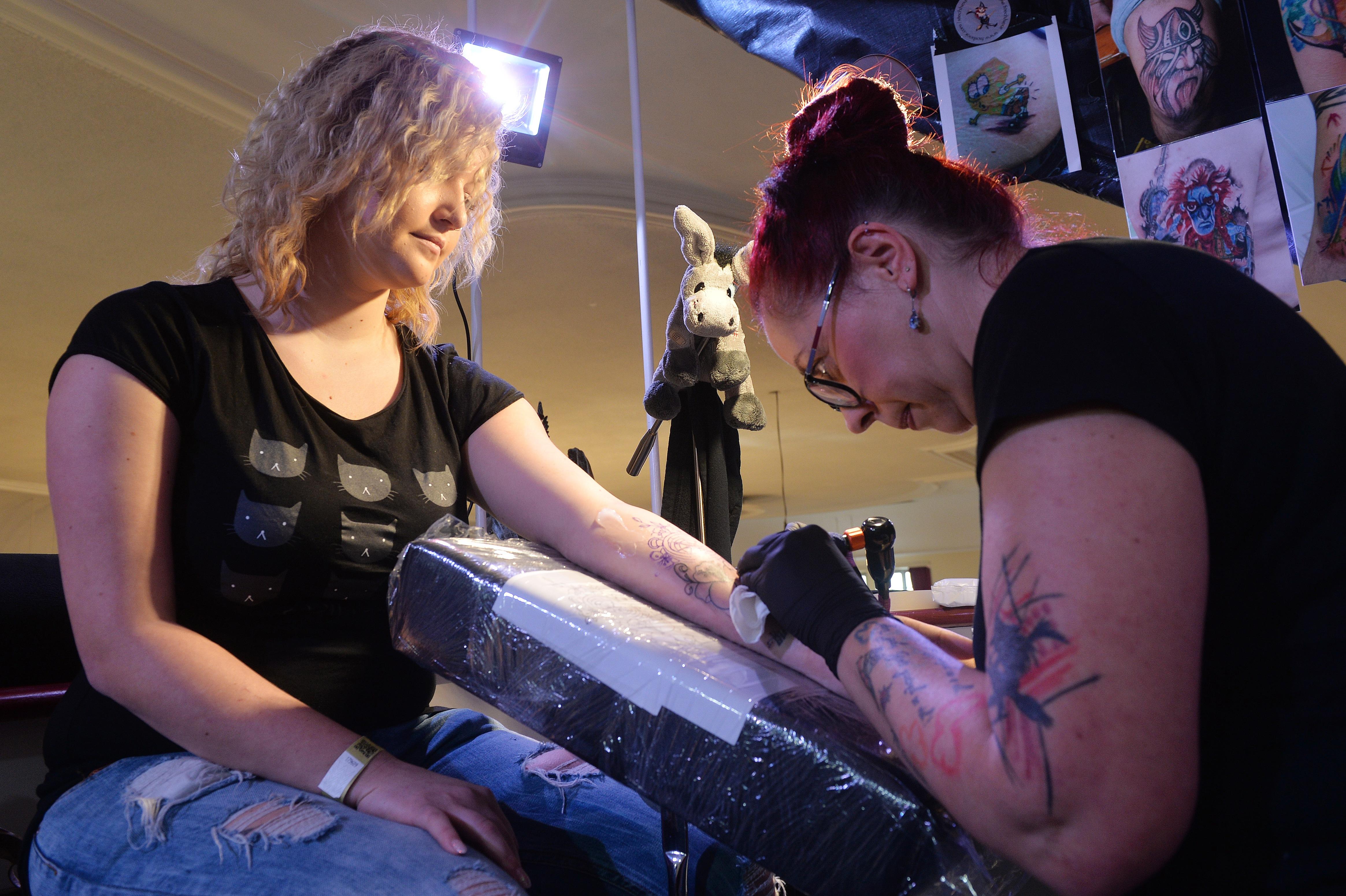 Für immer Die "Tattoo &amp; Piercing"Messe in Erlangen