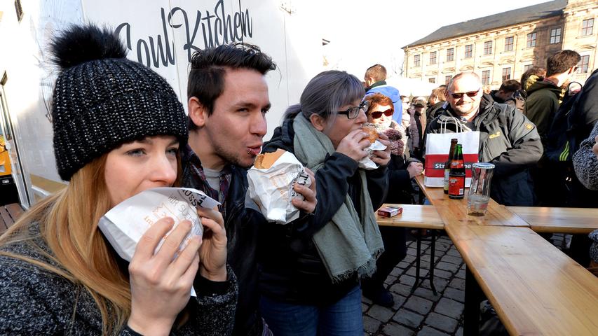 Saftige Burger und süße Versuchungen: Foodtrucks auf dem Erlanger Schloßplatz
