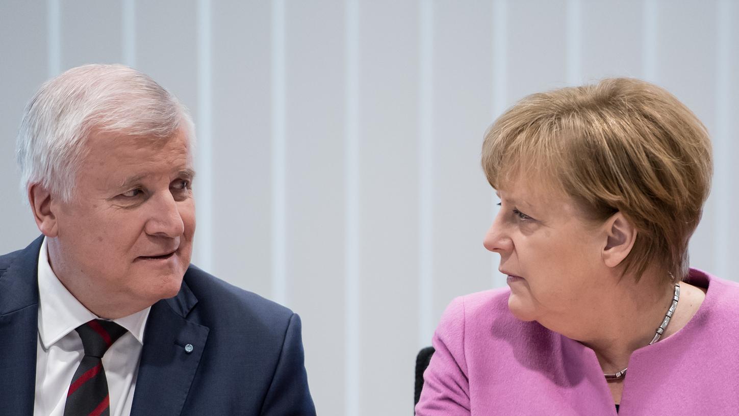 Friedensgipfel: Merkel und Seehofer auf Kuschelkurs 