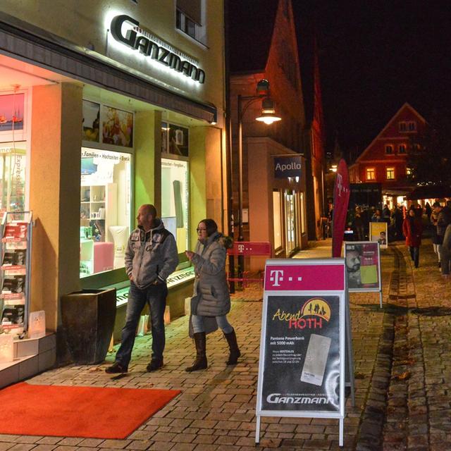 In der Rother Innenstadt fand am Abend des 21.10.2016 wieder die Veranstaltung "AbendRoth" statt, an der sich zahlreiche Einzelhändler mit Schnäppchenangeboten und besonderen Attraktionen beteiligten..Foto: Tobias Tschapka