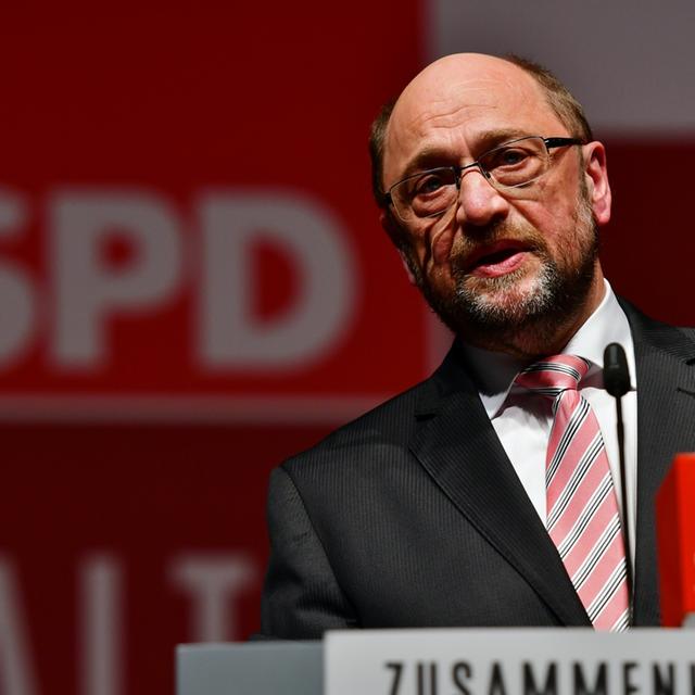 Kanzlerkandidat Martin Schulz (SPD) spricht am 03.02.2016 in Saarlouis (Saarland) beim Landesparteitag der SPD Saar. Im Saarland wird am 26. März ein neuer Landtag gewählt. Foto: Harald Tittel/ +++(c) dpa - Bildfunk+++