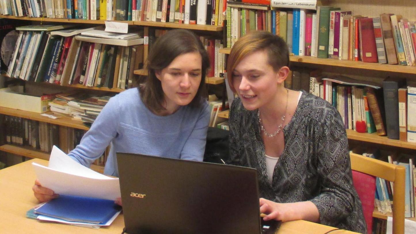 Mona (links) und Judith organisieren die Nachhilfe für Geflüchtete in Erlangen.
